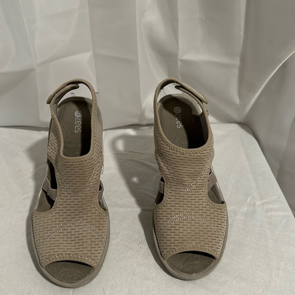 Shoes - Bees women’s finale heeled sandal pre -worn